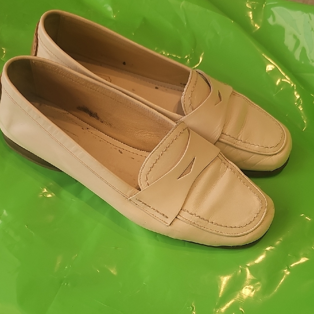 Coach Cream Moccasin-Style Flats with Classic Design - Picture 11 of 17